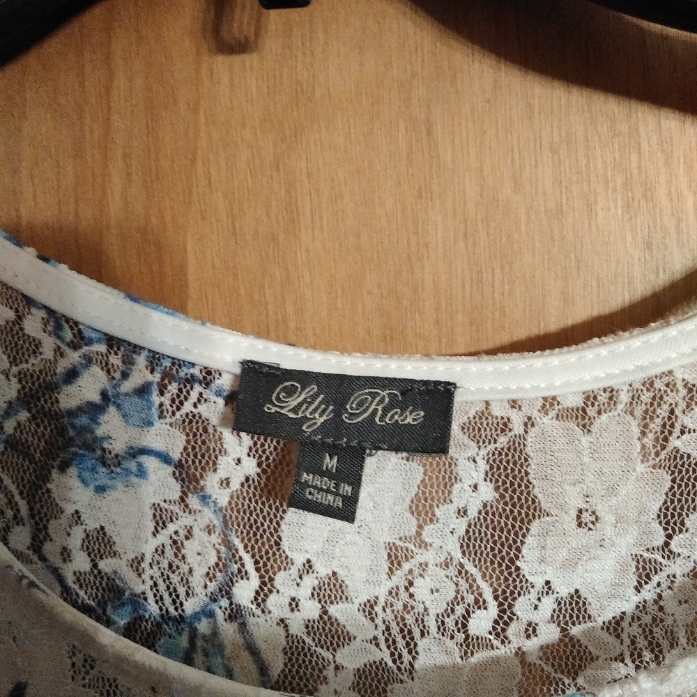 Beautiful lace dress - Picture 4 of 5